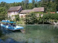 Mit diesen Booten fährt man zum Wasserfall
