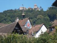 Blick zur Burg, die über der Stadt thront