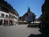 Das Rathaus von Stein, im Vordergrund der Marktbrunnen