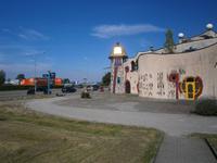 Gegenüber der Markthalle der Flugplatz 