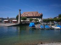 Konstanz, Konzilgebäude im Vordergrund das Denkmal für Graf Zeppelin