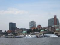 Hafenrundfahrt-Blick auf die Landungsbrücken