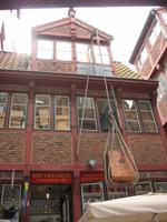 Historisches Geschäftshaus mit Hebekran