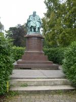 Schlosspark mit Denkmal für den Grafregenten Ernst zu Lippe-Biesterfeld
