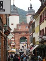 DSCN4827 - Heidelberg, Steingasse mit Brückenturm