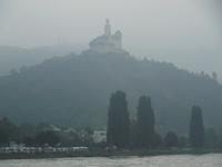 DSCN4850 - Rheinfahrt, die Marksburg im Nebel