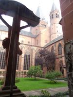 DSCN5008 - Mainz, Dom - Christuskreuz im Innenhof