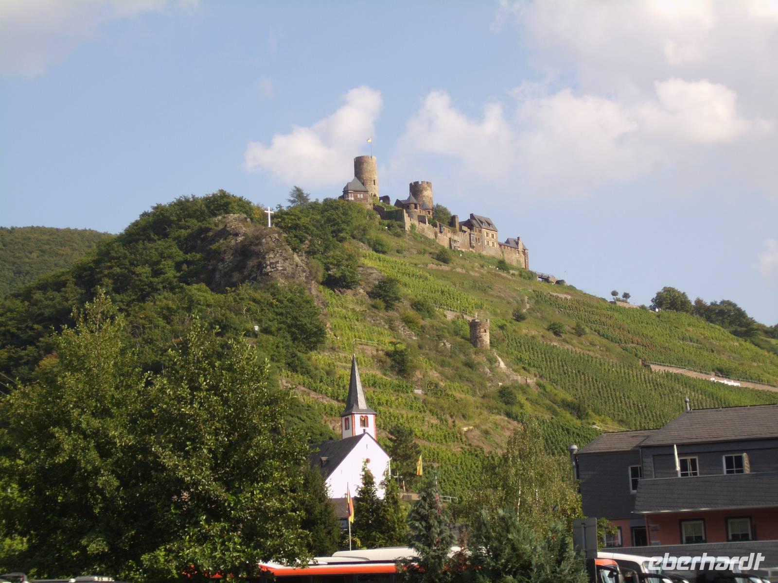 Michaeliskapelle vor dem Thuranter Burg- und Weinberg. Alken