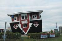 241 kopfstehendes Haus bei Bispingen