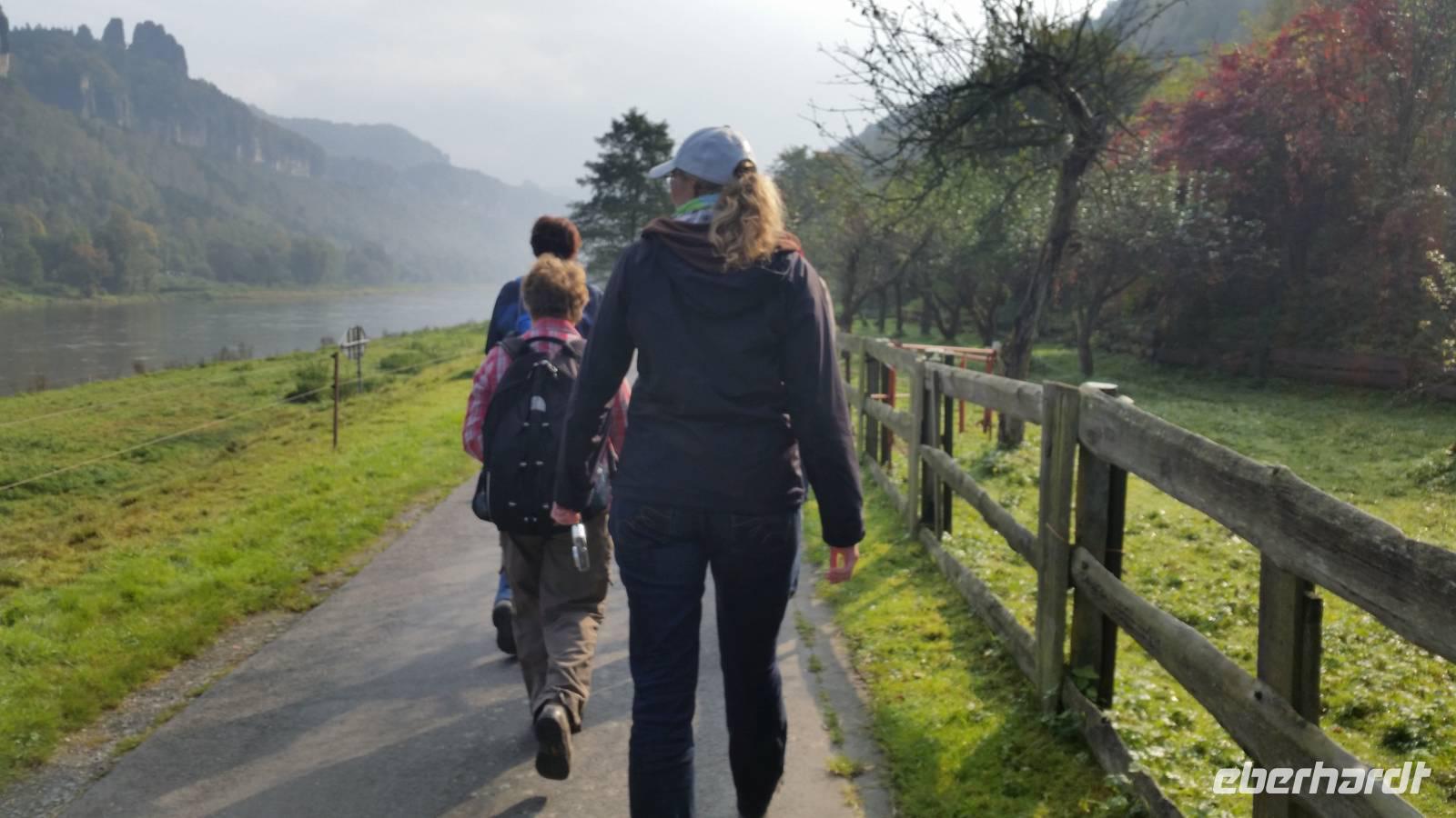 auf dem Elberadweg entlang