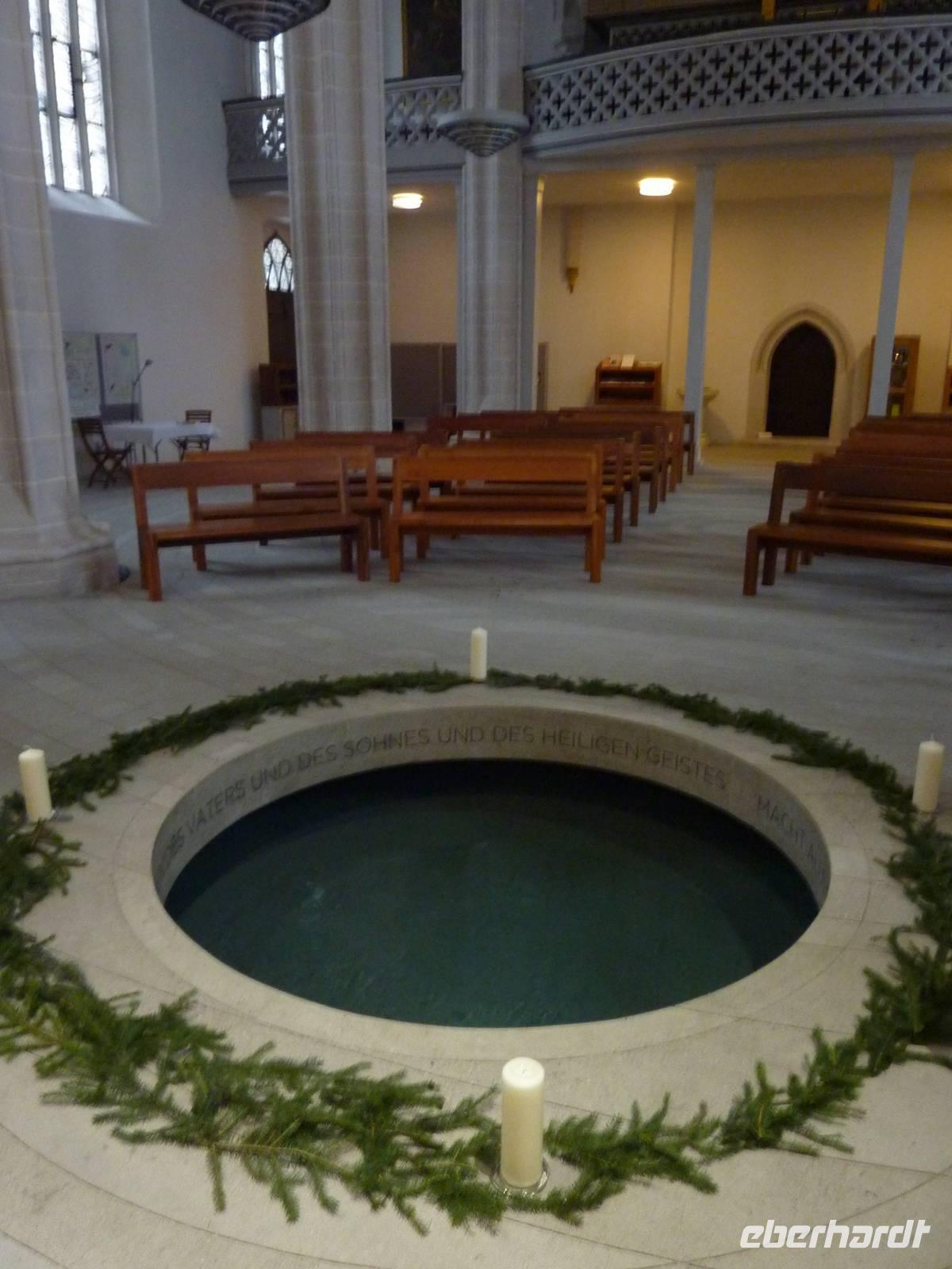 das imposante Taufbecken