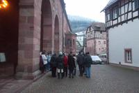 vor dem Eingang zur Alpirsbacher Klosterkirche