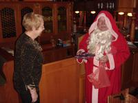 Der Weihnachtsmann beschert