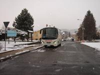 Der Bus wartet in Eis und Schnee