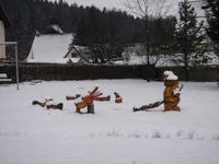 Spielgerät und Kunst im Schnee