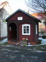 Sogar das Haltestellenhäuschen zeigt Umgebinde