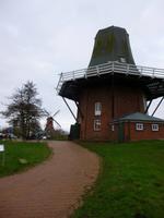 Greetsiel, Hauptstrasse mit Zwillingsmühlen