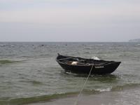 Einsames Boot auf rauer See