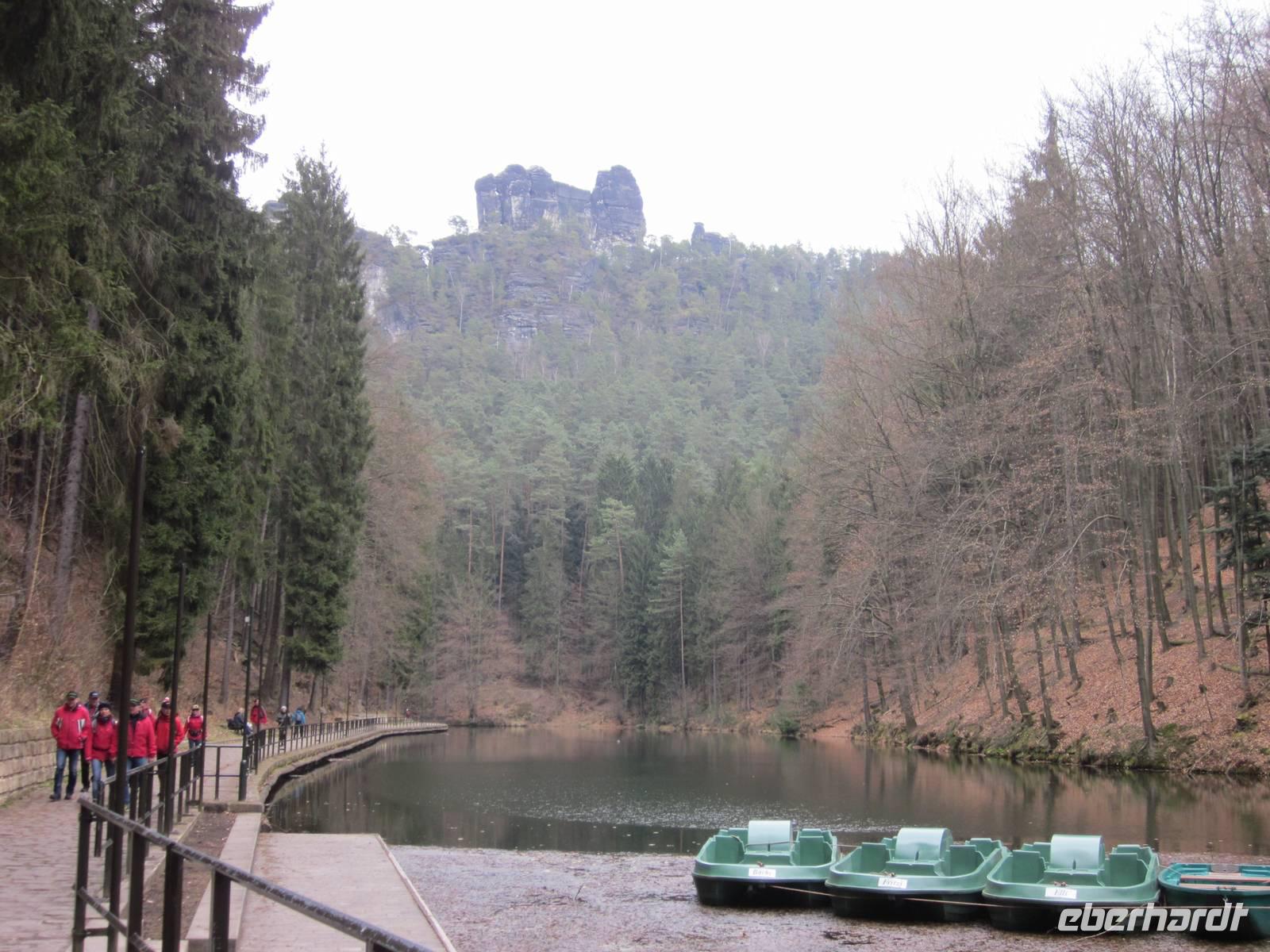 Am Amselsee in Rathen, im Hintergrund der Felsen Lokomotive