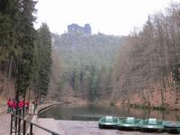 Am Amselsee in Rathen, im Hintergrund der Felsen Lokomotive