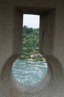 Blick durch die Scharte - Schloss Laufen - Rheinfall