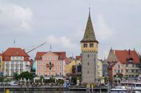 Der Mang(en)turm, ein Leuchtturm des Mittelalters mit Lindauer Hafenpromenade