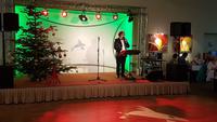 Bühne mit Alleinunterhalter zur Weihnachtsfeier