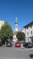 Blick vom Hotel zur Dorfkirche