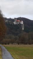 Burg Prunn auf einer steilen Felswand im Altmühltal