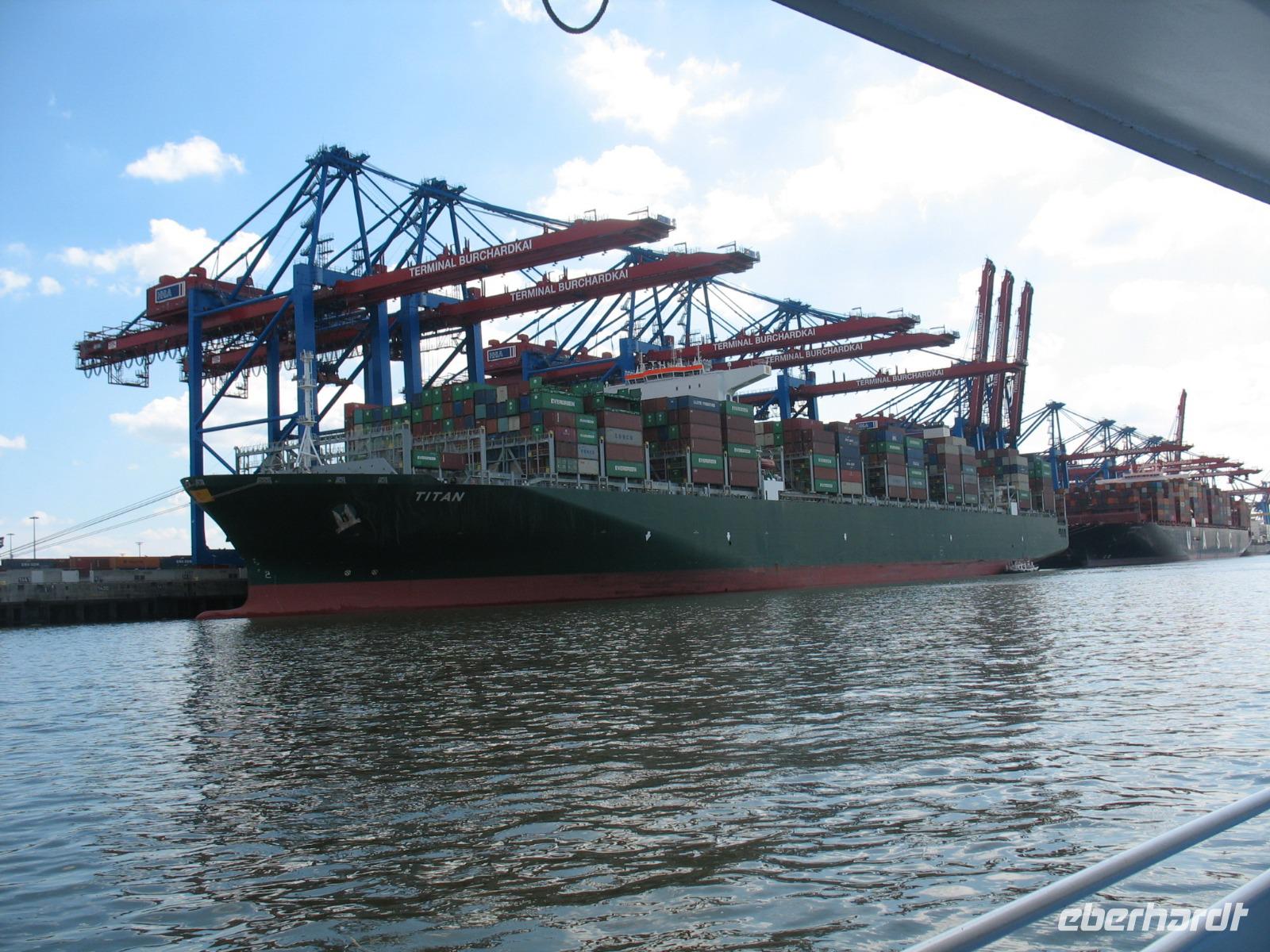 Containerschiffe bei der Beladung