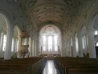 Das Innere der hellen Stephanskirche