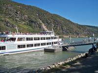 Das erste Schiff begrüßt Gäste zum Schiffskorso bei Rhein in Flammen.
