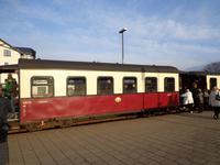 Die Fahrgäste nehmen von den Waggons Besitz