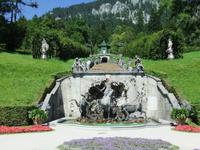 Die Kaskaden hinter dem Schloss
