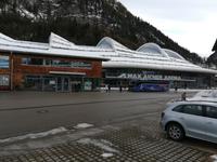 Eberhardt - Reisebus vor dem Eislaufstadion  -  unsere Reisegruppe drinnen. 