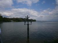 Ein Kreuz im Wasser