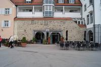 Ein Stadtauerrest in Freidrichshafen, in die moderne Architektur integriert. 