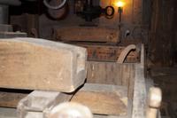 Eine Weinpresse im Weinkeller 