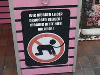 Eintritt nur für Mädels