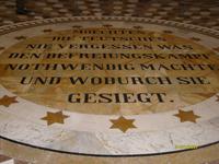Inschrift am Boden