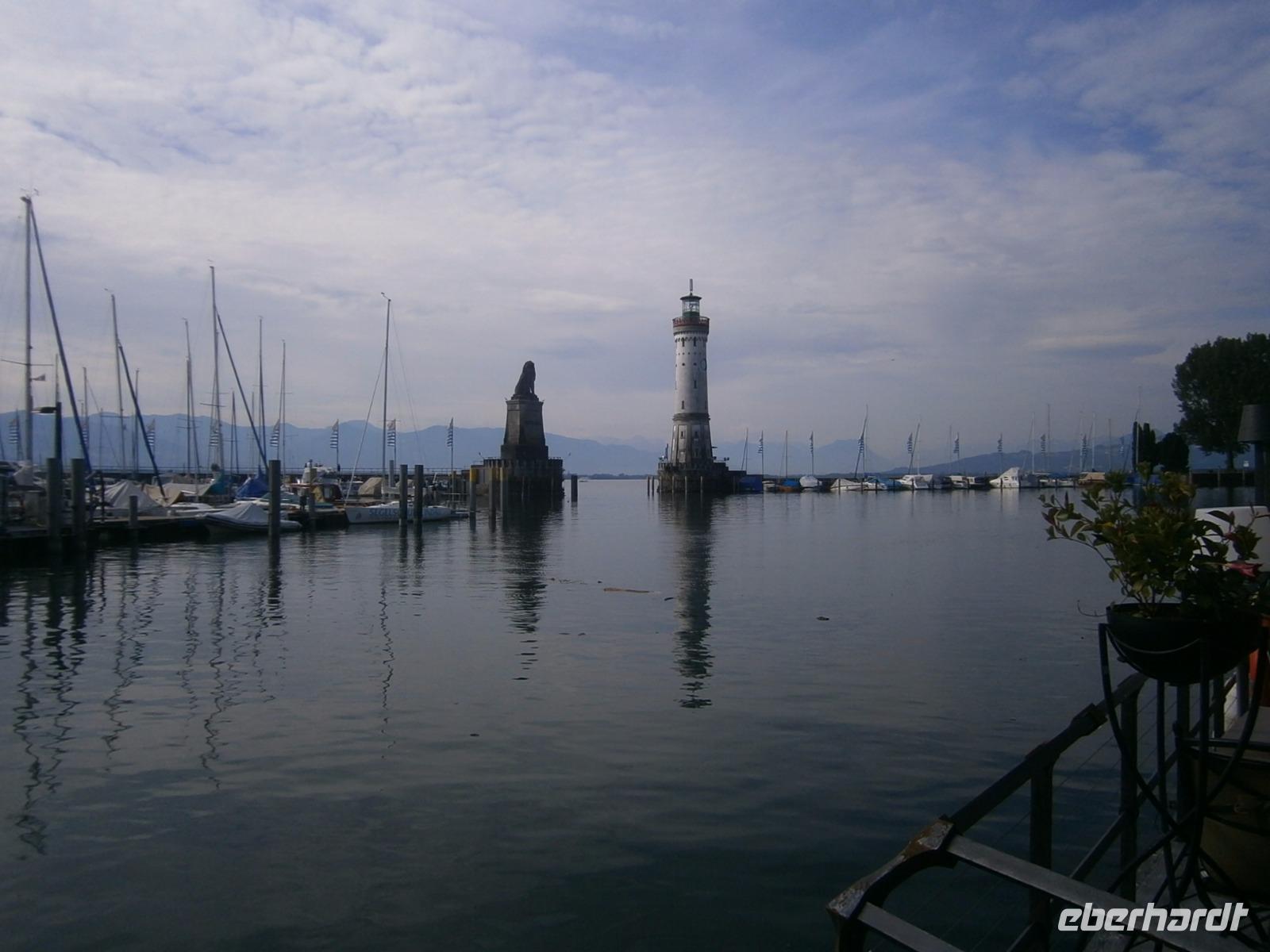 Lindaus berühmte Hafeneinfahrt mit dem Bayerischen Löwen und dem Neuen Leuchtturm