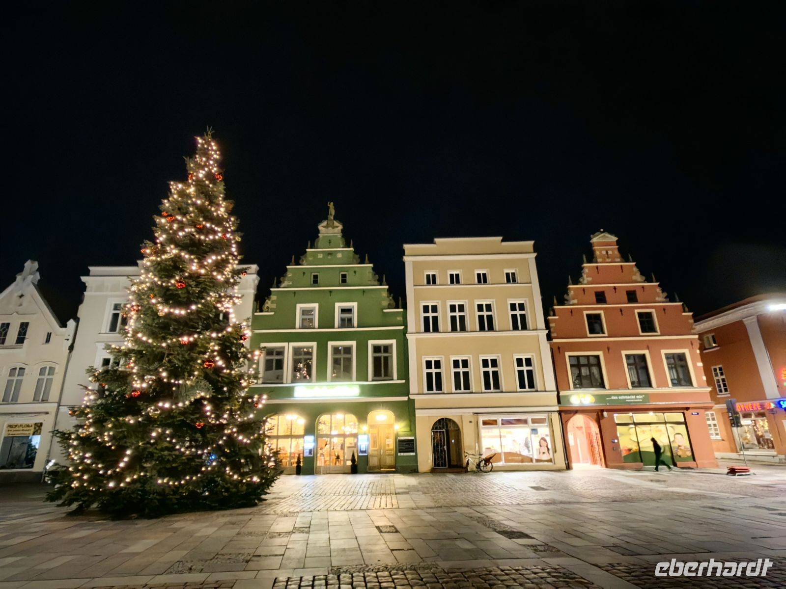 Marktplatz von Güstrow mit riesigem Weihnachtsbaum