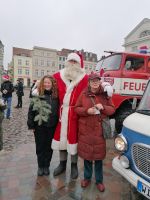 Reiseleiterin Simone und Stadtführerin Andrea und der Weihnachtsmann in Wismar