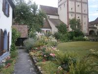 Schön angelegte Blumenrabatten in der Nähe