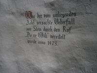 Schriftzug auf einem alten Haus in einer Seitengasse