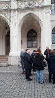 Stadtführung am Portal des Rathauses