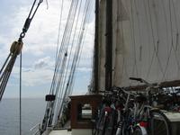 Unter vollen Segeln