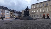 Vor der Oper