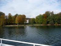 Vorbeifahrt an Sissis Schloss ihrer Kindheit und Jugend:   Schloss Possenhofen.