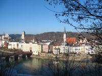 Wasserburg mit roter Brücke